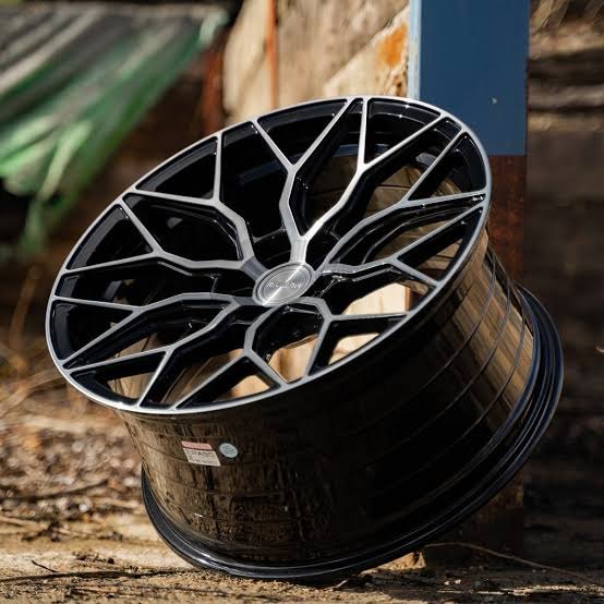 Black diamond-cut multi-spoke alloy wheel